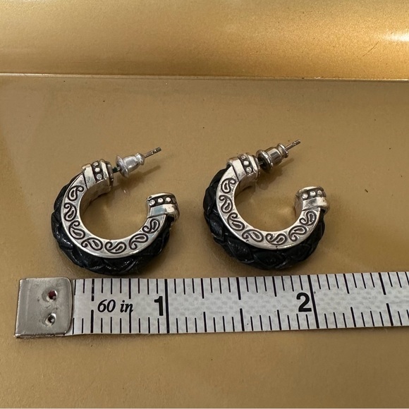 Minimalist silvertone earrings with braided leather design - Picture 5 of 5